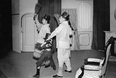 502615 Afbeelding van een scène uit het toneelstuk Let's Make an Opera van Benjamin Britten door leerlingen van het ...